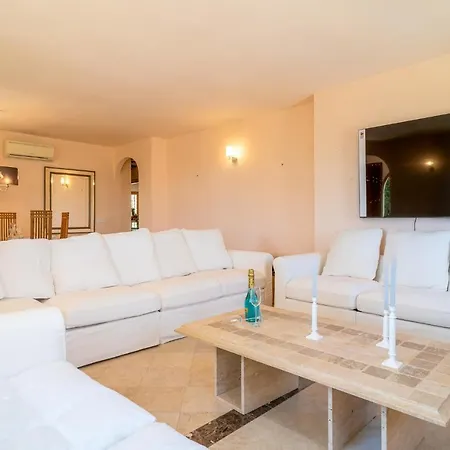 Vakantiehuis Nice In With Outdoor Swimming Pool, Wifi And Heated Swimming Pool Nerja