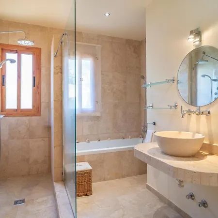 Nice In With Outdoor Swimming Pool, Wifi And Heated Swimming Pool Vakantiehuis